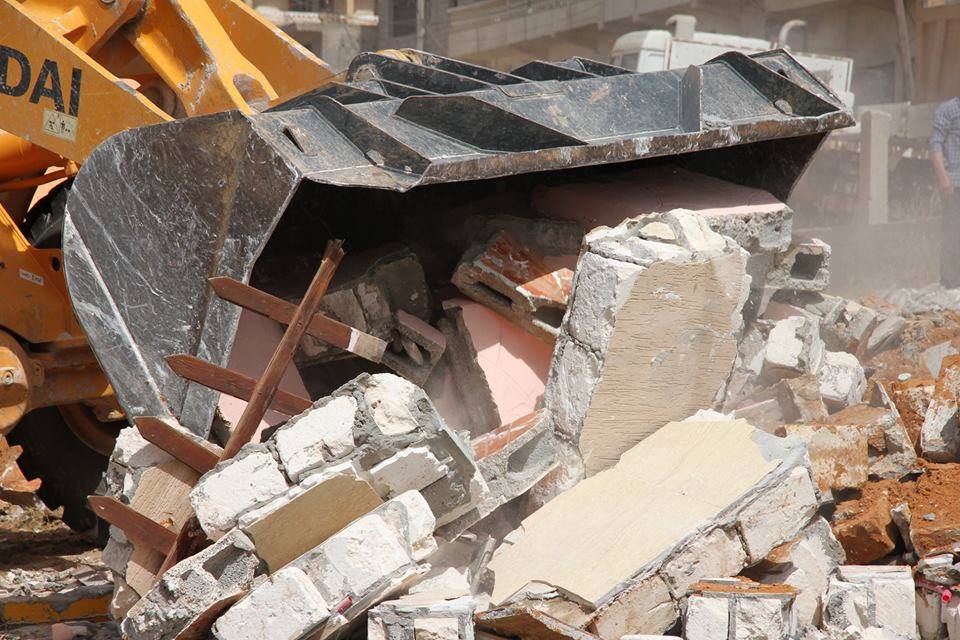 أعمال الإزالة للمباني العشوائية في ترهونة. (الإنترنت)