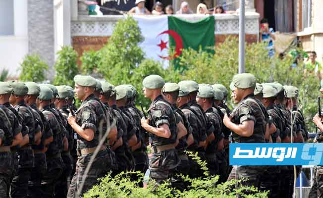 جنود جزائريون يشاركون في عرض عسكري في أحد شوارع العاصمة، في الذكرى الستين للاستقلال، ، في الخامس من يوليو 2022 (أ ف ب)