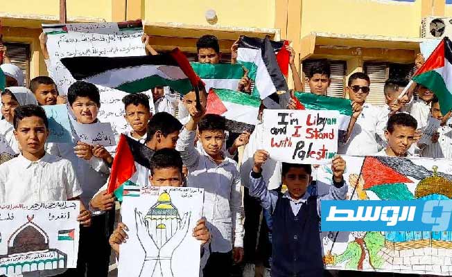 وقفة لتلاميذ مدارس في العجيلات تنديدا بالعدوان الإسرائيلي على غزة (صور)