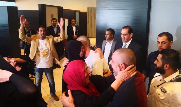 السفير سفيان القضاة مع المواطنين الأردنيين المفرج عنهما وعائلاتها.2 أكتوبر 2019 (بترا)