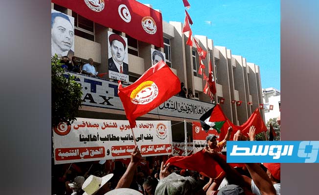 إضراب في تونس وتوقف الرحلات الجوية والبرية