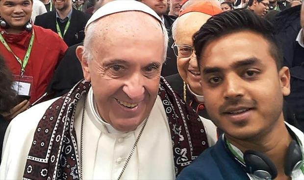 باكستاني يحقق شهرة واسعة بعد «سيلفي» مع البابا