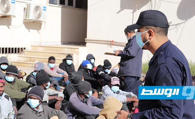 بالصور: ترحيل المهاجرين المضبوطين بمركز إيواء طريق السكة في طرابلس