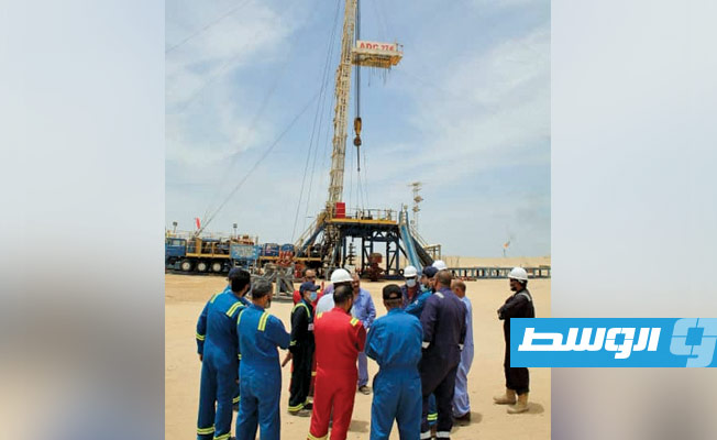 استبدال مضخات وعمليات صيانة لزيادة إنتاج حقل «الناقة» النفطي، 8 يونيو 2021. (شركة الهروج للعمليات النفطية)