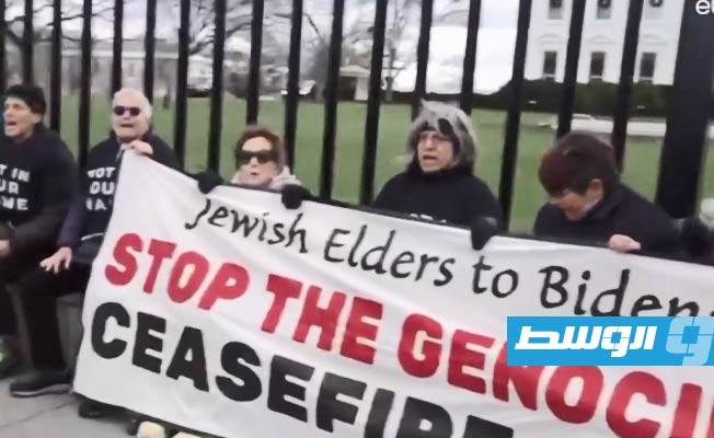 تضامنًا مع غزة.. متظاهرون أميركيون يهود يقيدون أنفسهم بالسلاسل على أسوار البيت الأبيض