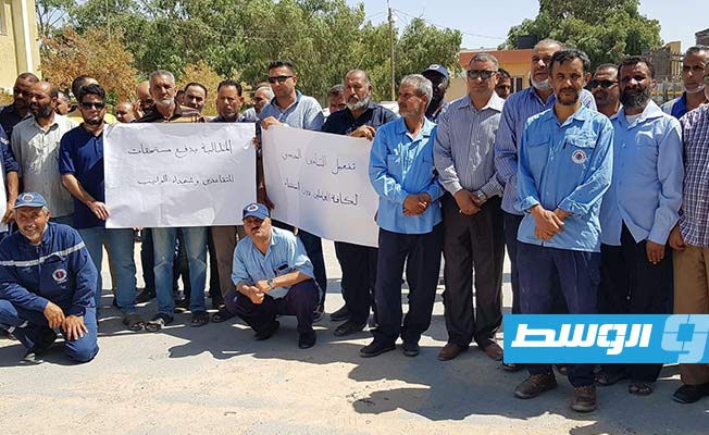 موظفون بشركة الكهرباء في أجدابيا خلال احتجاجهم للمطالبة بزيادة الرواتب، 6 يونيو 2022. (بوابة الوسط)