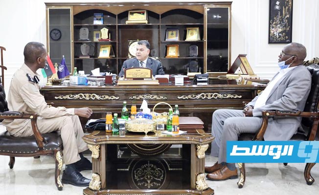 وزير الداخلية يناقش مع عميد مرزق تأمين قوافل نقل الوقود إلى البلدية