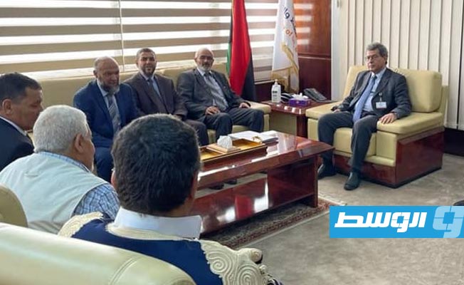 وزير النفط والغاز محمد عون خلال لقاء مع عدد من الأعيان والنقابيين، 25 أبريل 2022. (وزارة النفط والغاز)