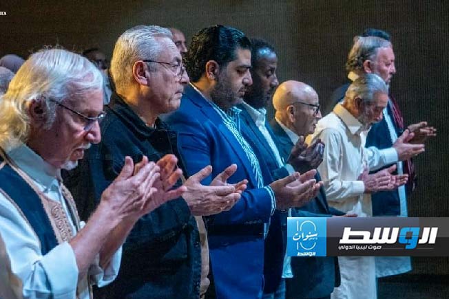 جانب من حضور فعالية توقيع كتاب «كواليس الكوافي للمسرح العام ببنغازي». (المسرح الوطني مصراتة)