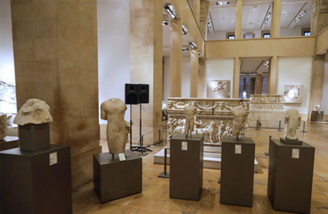 منحوتات رخامية تمت استعادتها يعود تاريخها إلى الحقبة الممتدة من القرن الثالث إلى القرن السادس قبل الميلاد معروضة في متحف بيروت الوطني. (فرانس برس)