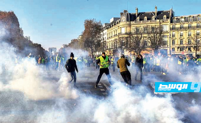 صدامات في باريس بين الأمن و«السترات الصفراء».. وتفريق المتظاهرين بالغاز المسيل للدموع
