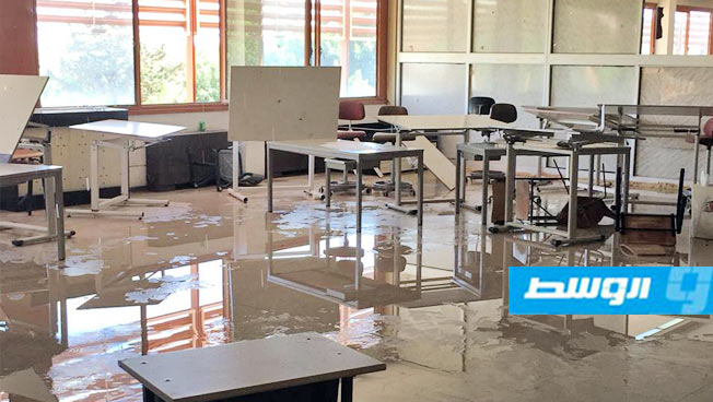طلاب الهندسة ببنغازي يناشدون الجهات المختصة حل أزمة غرق الكلية في مياه الأمطار