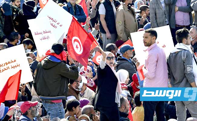 متظاهرون يحتجون أمام البرلمان التونسي ضد الرئيس قيس سعيد