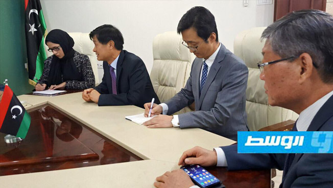 الطاهر يبحث مع السفير الكوري إمكانية تبادل الخبرات في مجال الحكم المحلي