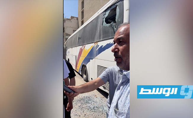 آثار دمار بادية على حافلة في منطقة الاشتباكات في طرابلس، 17 مايو 2022. (صورة من مقطع فيديو)