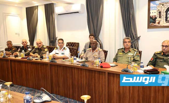 اجتماع القائد الأعلى للجيش مع القادة العسكريين، الأحد 1 اكتوبر 2023. (المجلس الرئاسي)