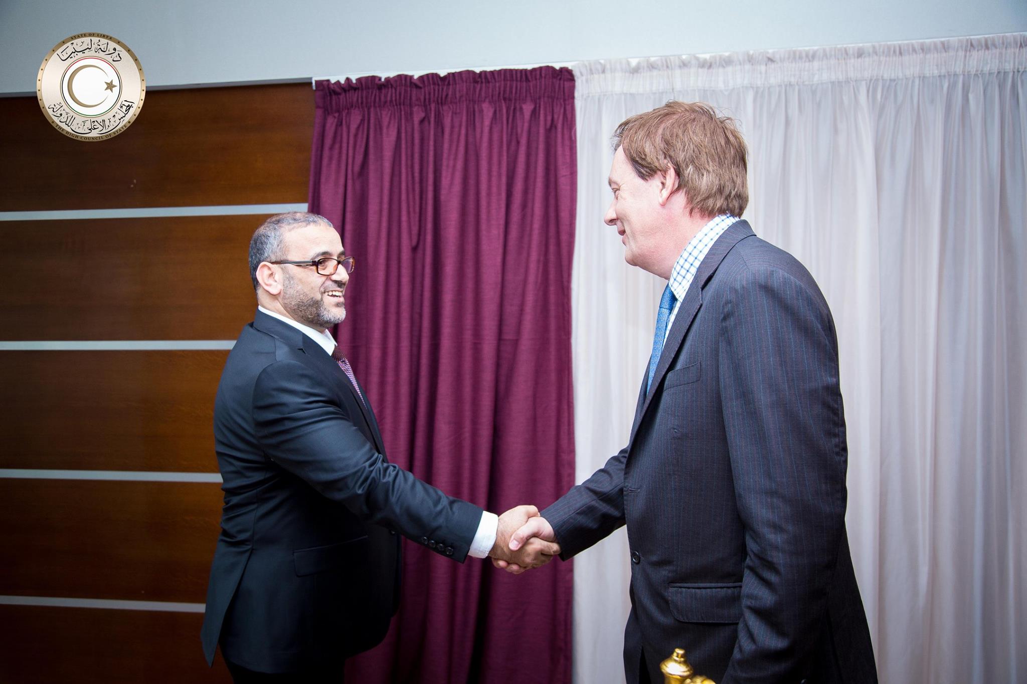 المشري خلال استقبال السفير البريطاني فرانك بيكر. (المكتب الإعلامي للمجلس الأعلى للدولة)