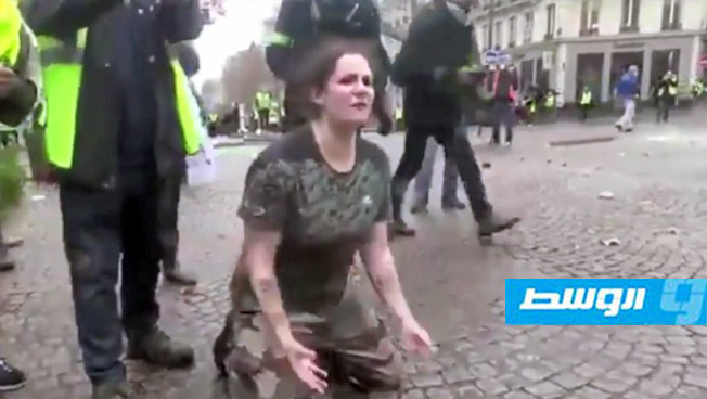 فرنسية تصرخ جاثية أمام الشرطة: «كونوا معنا من أجل الشعب ومن أجل فرنسا» (فيديو)