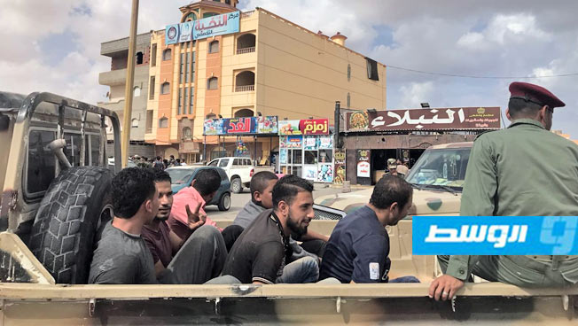 ضبط عمال مصريين وسوريين يعملون بمطاعم ومخابز في طبرق بدون شهادات صحية