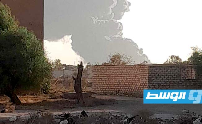 سحابة دخان على ارتفاع شاهق جراء حريق بمنطقة القوارشة في بنغازي، الثلاثاء 22 أغسطس 2023 (فيسبوك)