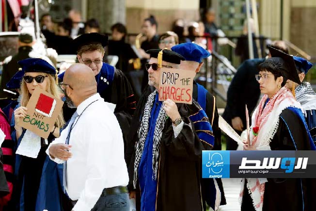 طلاب جامعة «ييل» الأميركية ينسحبون من حفل التخرج اجتجاجا على الحرب المستمرة على غزة، 20 مايو 2024. (رويترز)