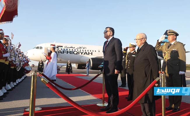 السبسي يستقبل السراج لدى وصوله إلى تونس للمشاركة في القمة العربية