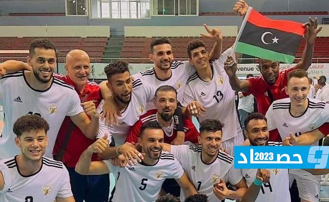 المنتخب الليبي للكرة الطائرة يحتفل في الملعب. (فيسبوك)