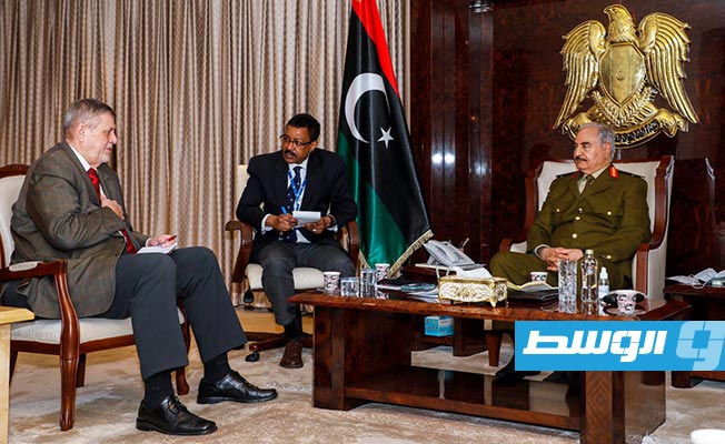 حفتر يلتقي المبعوث الأممي لليبيا بمقر القيادة العامة