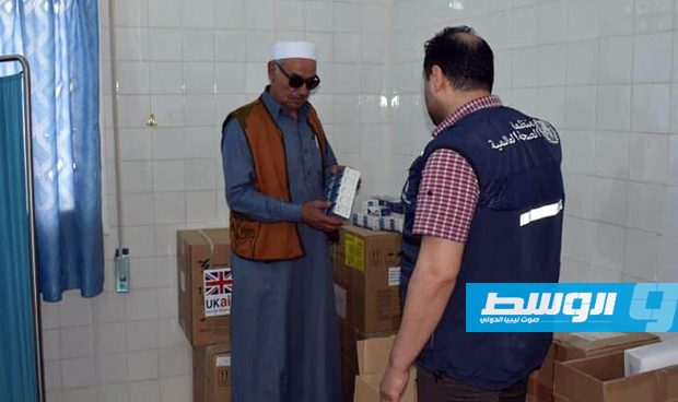 بوالخطابية ومسؤول من منظمة الصحة العالمية في ليبيا بعيادة المنارة في طبرق. (الإنترنت)