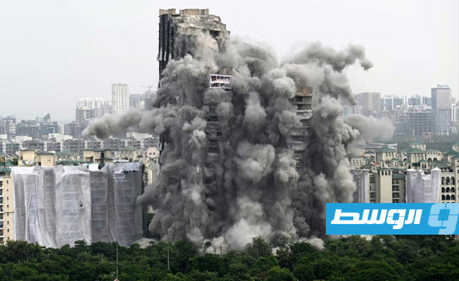 الهند تهدم برجين سكنيين مخالفين بالتفجير الداخلي