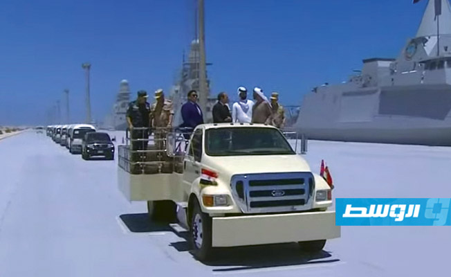 المنفي مع السيسي ومحمد بن زايد في افتتاح القاعدة الجوية المصرية (3 يوليو)، .(صورة من البث المباشر للافتتاح)