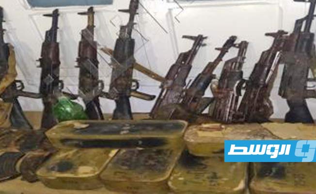 قبل تهريبها لتنظيمات إرهابية.. تونس تضبط أسلحة وذخيرة قرب الحدود الليبية