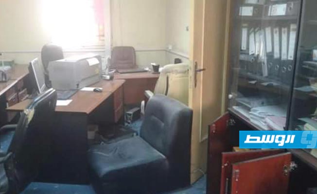 بالصور.. اعتداءات على مكتب شركة الخدمات العامة في طرابلس