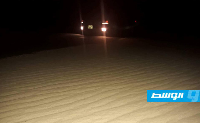 الرمال الزاحفة التي تغطي طريق الكفرة - جالو. (الإنترنت)