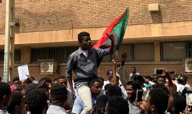 مئات الطلاب يتظاهرون وسط الخرطوم مطالبين بمحاسبة من قتل زملاءَهم
