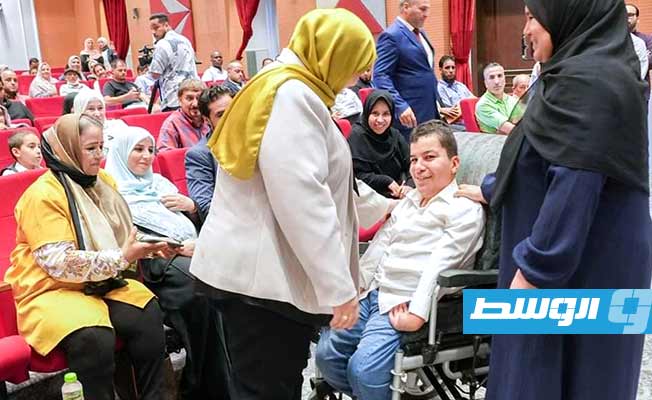 وزيرة الشؤون الاجتماعية تصافح أحد المعاقين خلال انطلاق انتخابات برلمان أطفال ليبيا، 8 يوليو 2023. (وزارة الشؤون الاجتماعية)