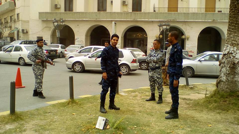 عناصر الأمن خلال تفتيش وتأمين ميدان الجزائر في طرابلس. (الإنترنت)