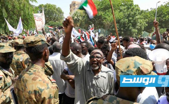 «فرانس برس»: مئات السودانيين يعتصمون لليوم الثاني للمطالبة بسلطة عسكرية