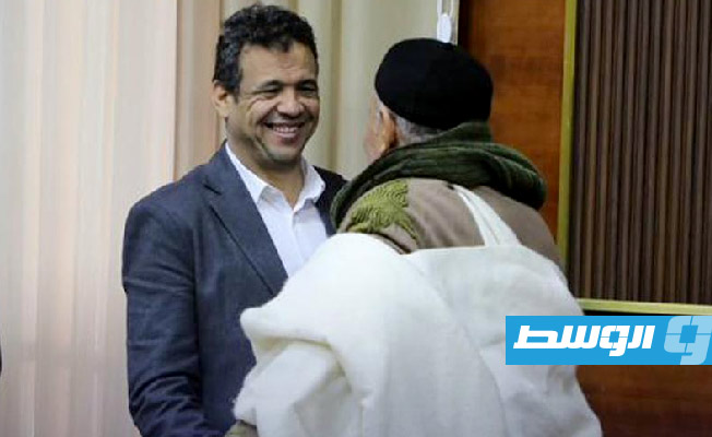 وزير الصحة المكلف رمضان أبوجناح خلال اجتماعه مع أعيان وحكماء بلدية باطن الجبل، الأربعاء 3 يناير 2024 (وزارة الصحة)