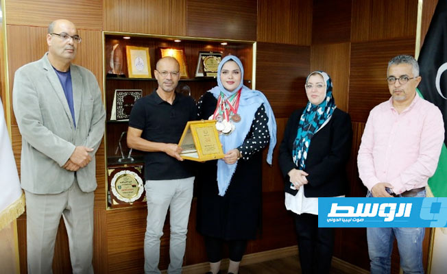 بالصور: وزارة الرياضة تكرم بطلة العرب اللاعبة رتاج السائح