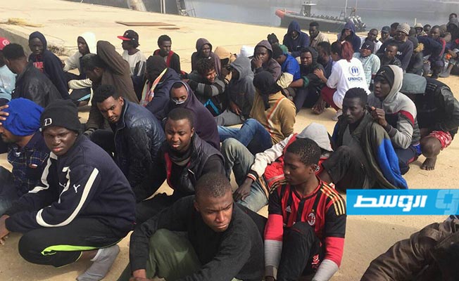 إنقاذ 152 مهاجرًا على متن زورقين شمالي زوارة والقره بوللي