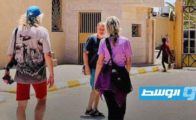 أعضاء الفوج السياحي التشيكي الذي دخل ليبيا من منفذ رأس أجدير. (وزارة الداخلية)