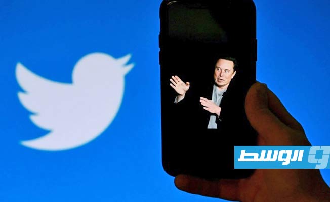 «تويتر» فقدت نحو نصف عائداتها الإعلانية