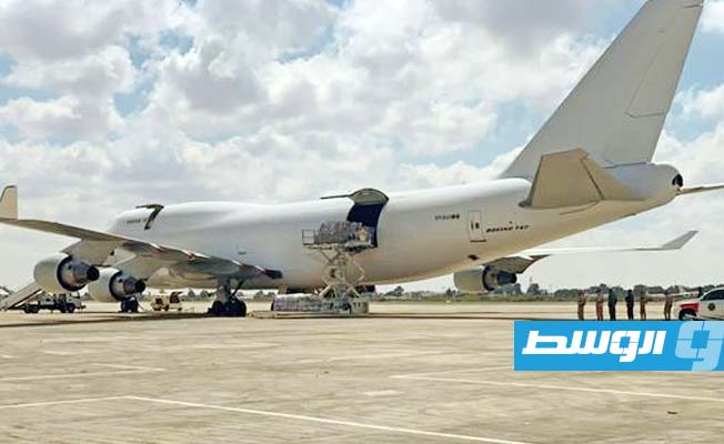 طائرة تحمل مساعدات من سلطنة عمان وصلت مطار بنينا الدولي، الإثنين 18 سبتمبر 2023 (وال)