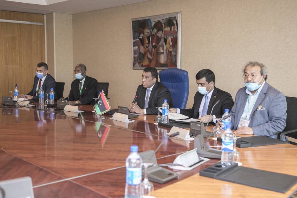 المنفي، مع الرئيس النيجري محمد بازوم، ورئيس المجلس العسكري الانتقالي التشادي محمد ديبي, 25 مايو 2021. (المجلس الرئاسي)
