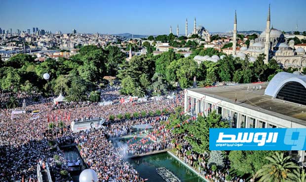 رئيس بلدية اسطنبول يتسلم مهامه وسط حشد ضخم