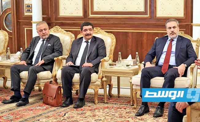 رئيس المخابرات التركي هاكان فيدان والوفد المرافق له خلال لقائه مع المنفي في طرابلس، الثلاثاء 17 يناير 2022. (المجلس الرئاسي)