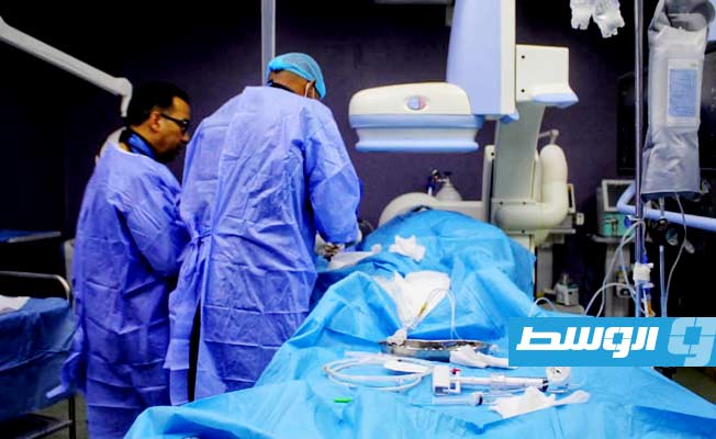 فريق طبي يجري جراحة قسطرة قلب في مركز سبها الطبي، 10 يوليو 2023. (الصفحة الرسمية للمركز)