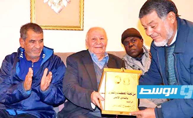 تكريم مصباح العروسي الرئيس الأسبق لنادي الأهلي طرابلس