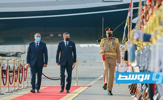 الدبيبة يصل القاهرة ومدبولي يستقبله بمراسم رسمية